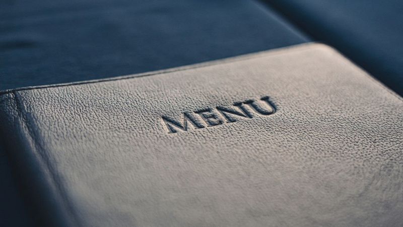 Ristorante con un piatto in menu