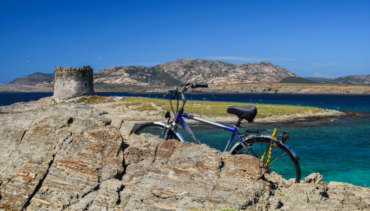Polemica in Sardegna per l’influencer in bici