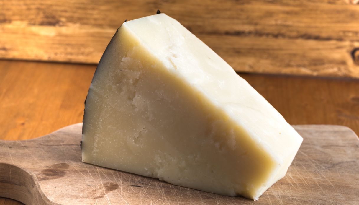 Pezzo di Pecorino romano