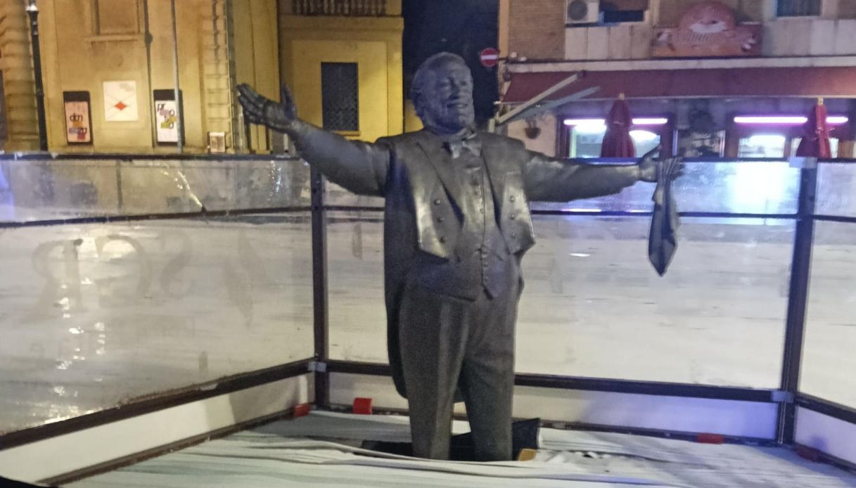 Statua di Pavarotti a Pesaro