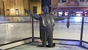 Statua di Pavarotti a Pesaro