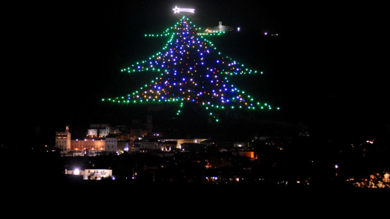 acceso-albero-natale-piu-grande-mondo-italia