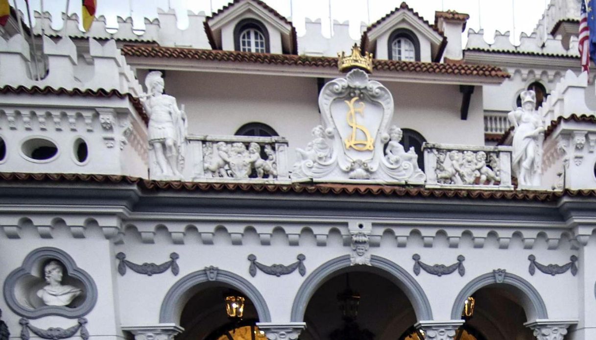 Il Castello delle Cerimonie resta aperto