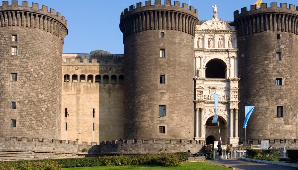 Maschio Angioino riapre con visite limitate