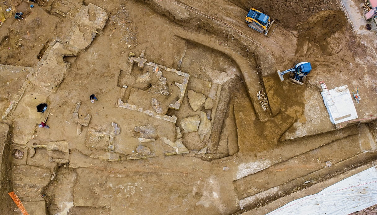 Scavi a Roma: spunta una necropoli con scheletri 