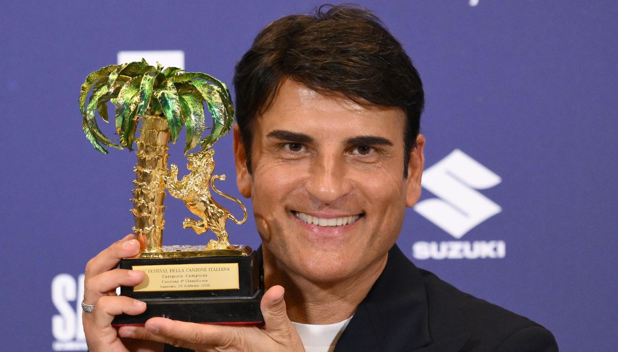 La città di Napoli premia Sal Da Vinci con una medaglia speciale