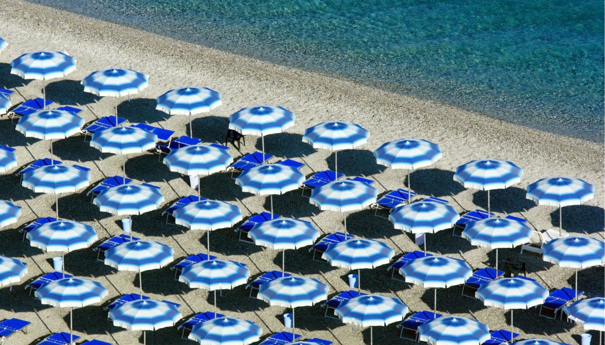 Ombrelloni sulla spiaggia