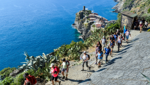 cinque-terre-regola-auricolari-overtourism