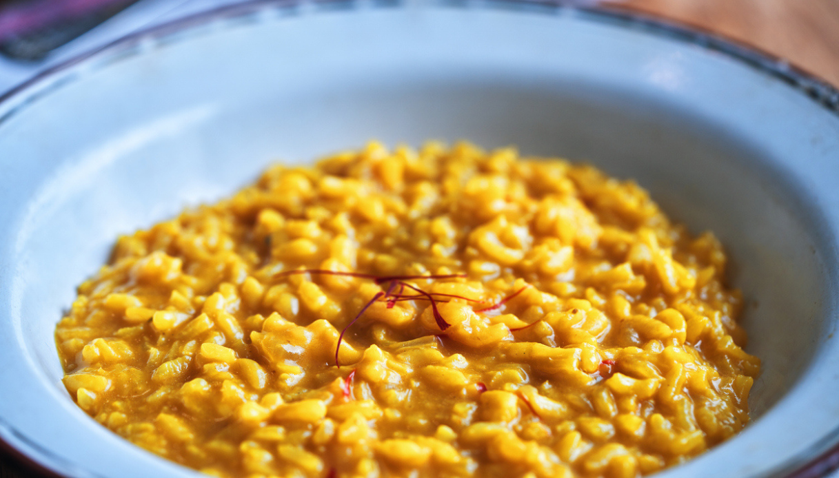 Allarme risotto alla milanese, zafferano a rischio: cosa succede