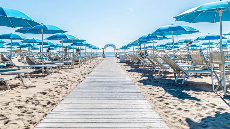 Caro spiaggia in Italia, gli aumenti su lettini e ombrelloni