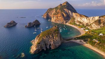 La Cnn celebra Palmarola, l'isola "senza centro abitato e strade"