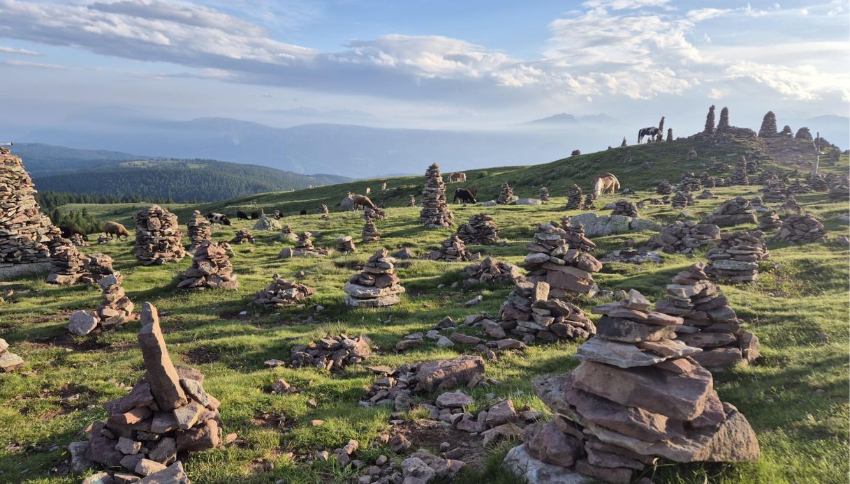 uomini di pietra in montagna