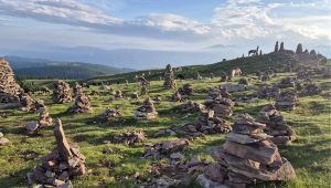 uomini di pietra in montagna