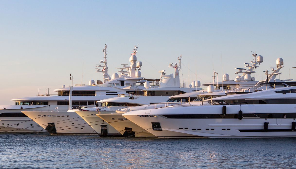 In Sardegna sono arrivati i super e giga yacht da 2,5 miliardi