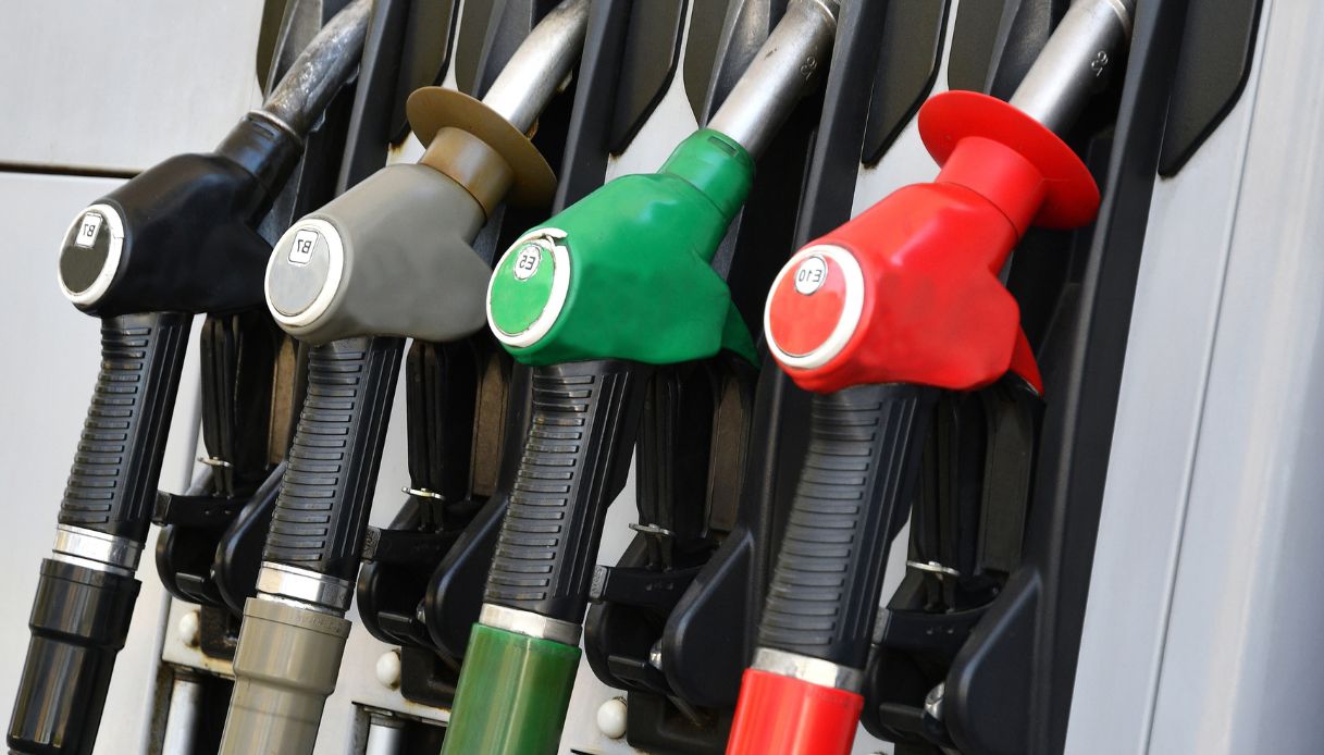 Caro carburante, superati i 3 euro al litro in Italia: il record