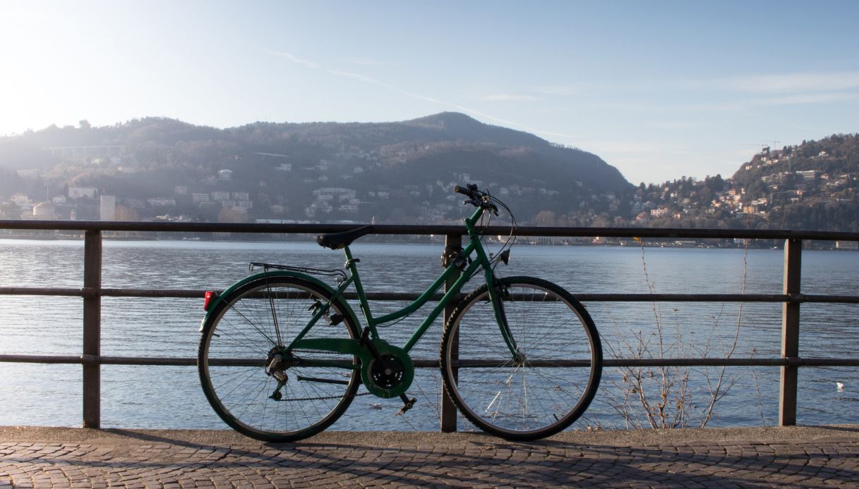 Sindaco investito a Como, bici vietate in centro: è polemica