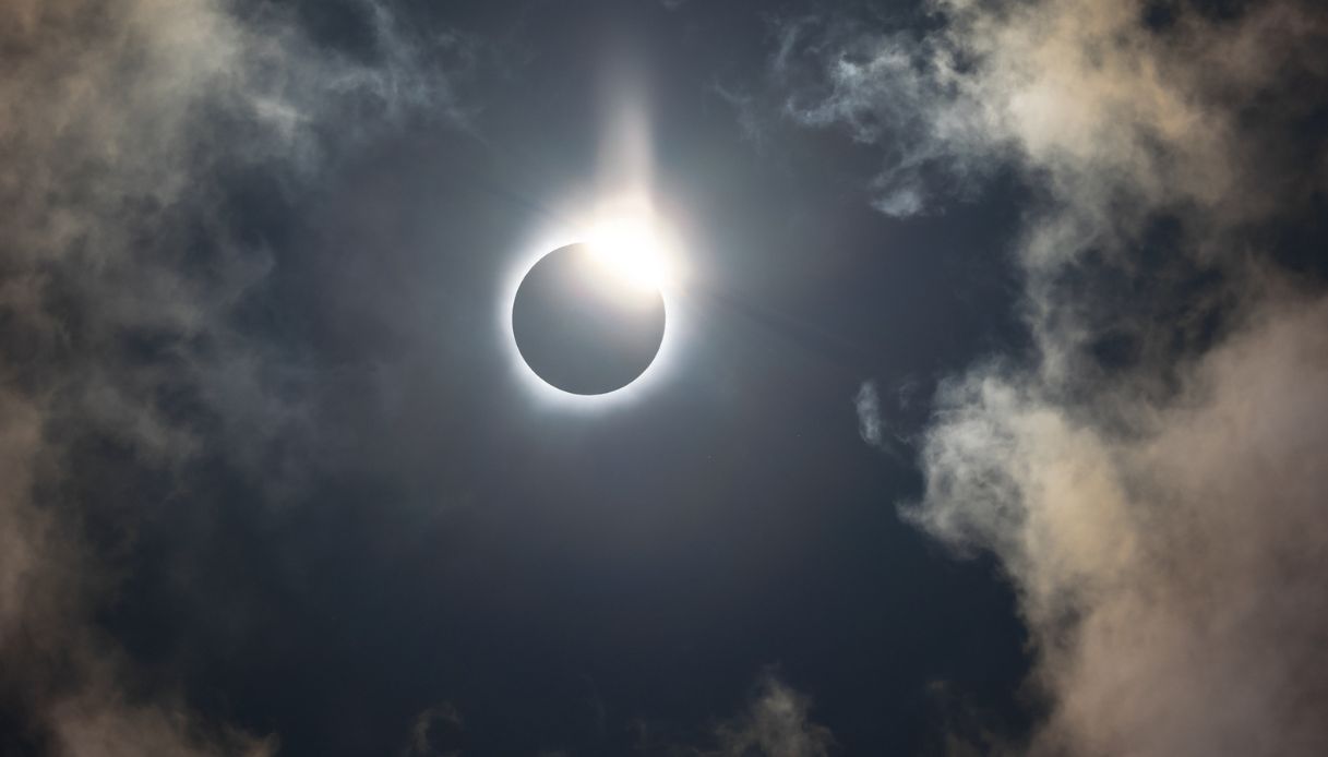 Eclissi solare 12 agosto: avviso del ministero su come osservarla