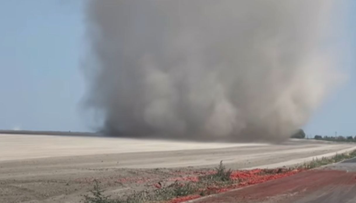 In Puglia spunta il diavolo di sabbia per il troppo caldo: video
