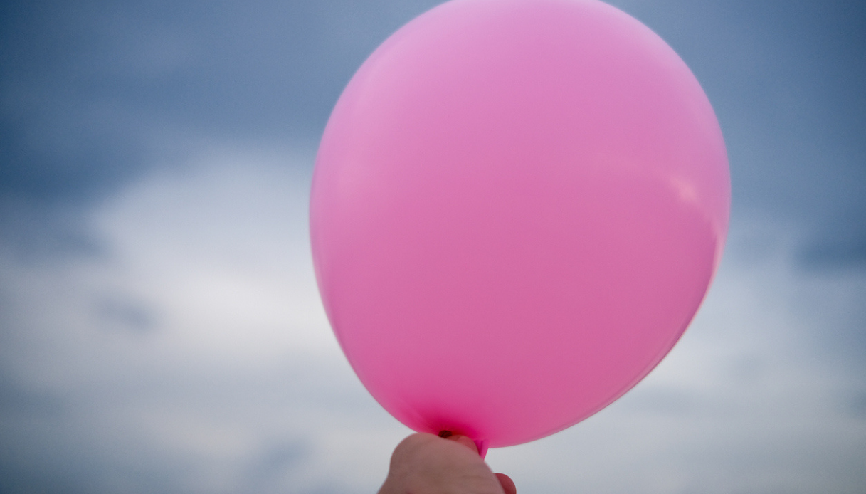 Palloncino rosa con messaggio a Tavernola Bergamasca