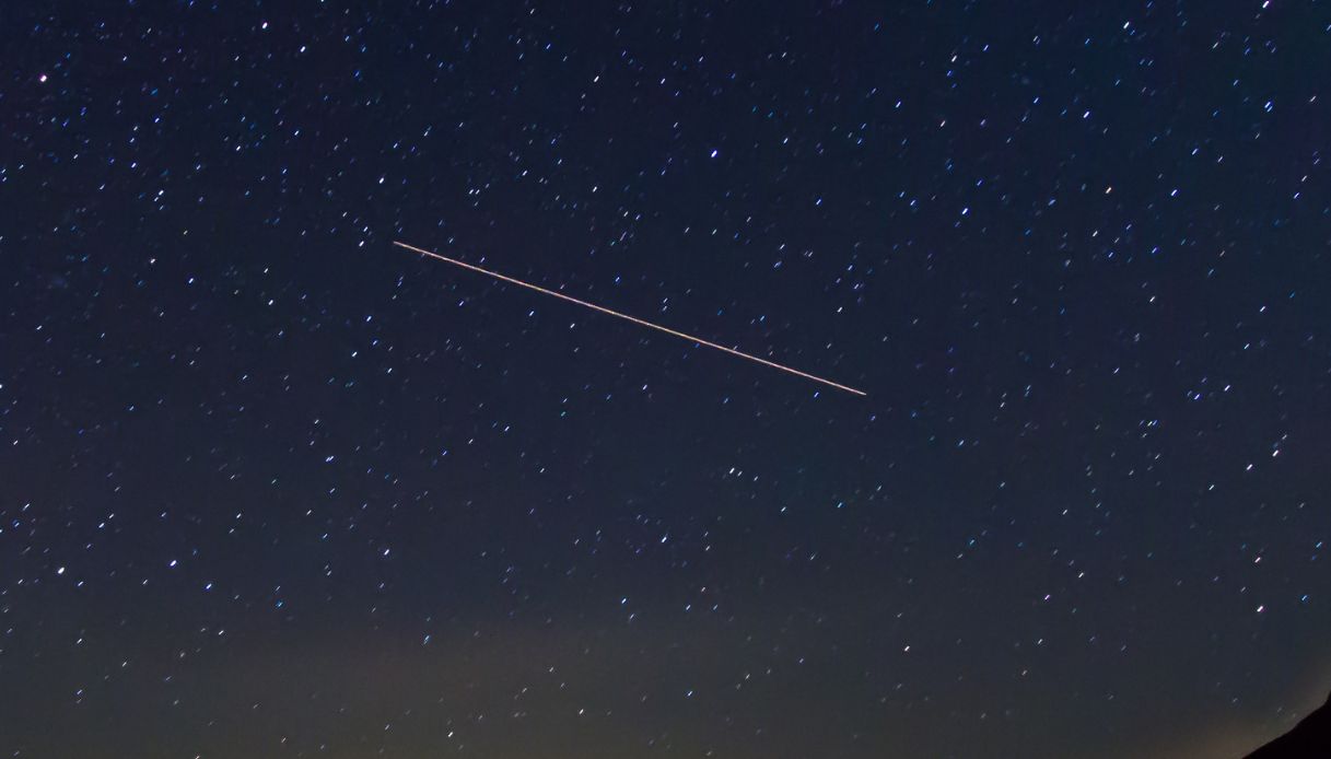 Scia di luci in cielo da Roma a Palermo: cos'è successo