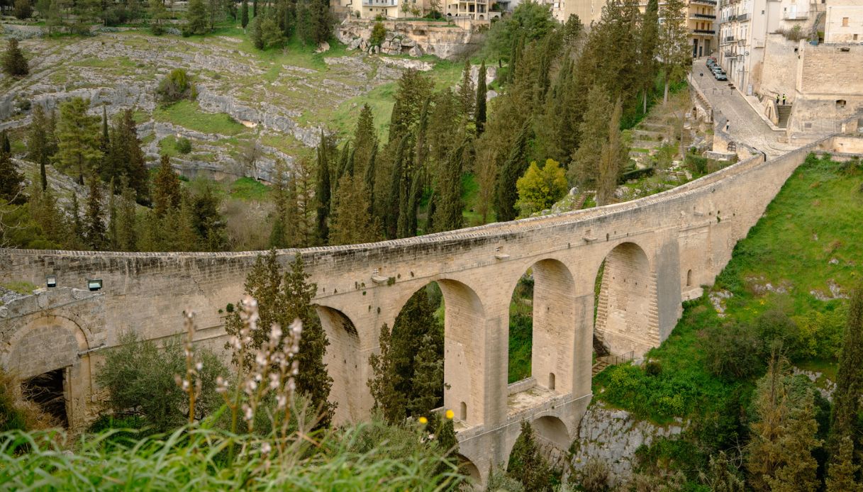 Cena sul ponte di James Bond a Gravina a 390 dollari: la polemica