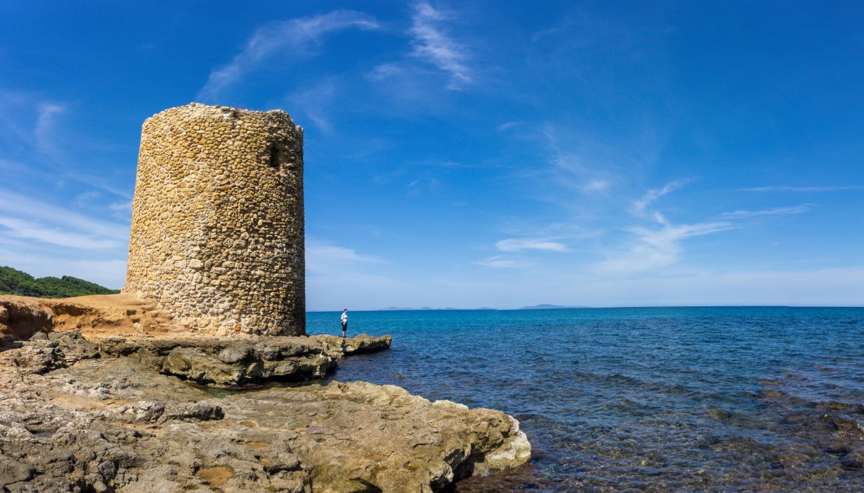 Torri sul mare in Sardegna a rischio crollo: cosa sta succedendo