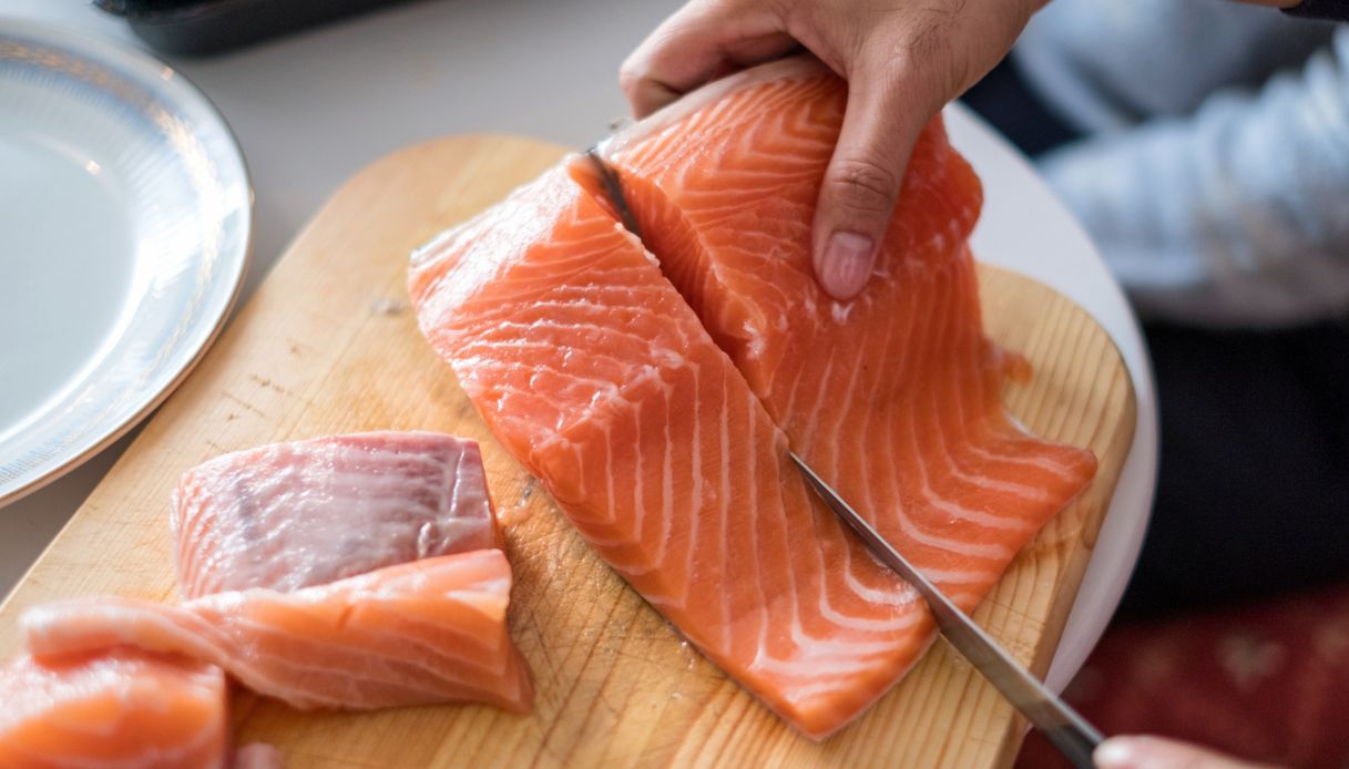 Salmone via dai menù dei ristoranti italiani? L'appello 
