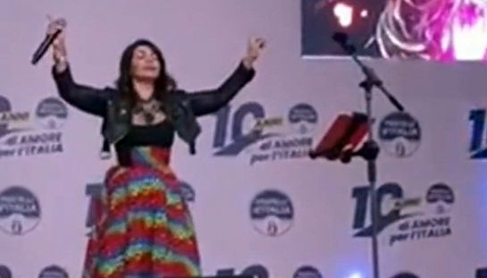 Cristina D'Avena, l'amore universale di Lady Oscar sul palco di FdI
