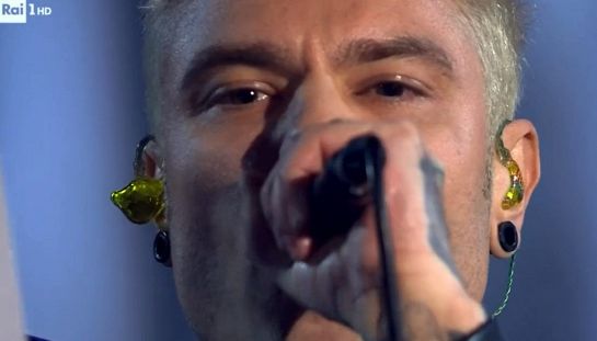 Fedez contro Meloni, Salvini e il Codacons: rime durissime