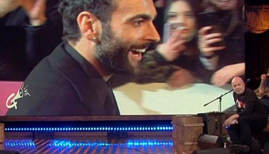 Mengoni senza limiti: chiama in diretta anche a Propaganda Live