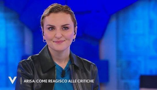 Arisa risponde alle accuse di omofobia e fa anche peggio. I Vip commentano la polemica