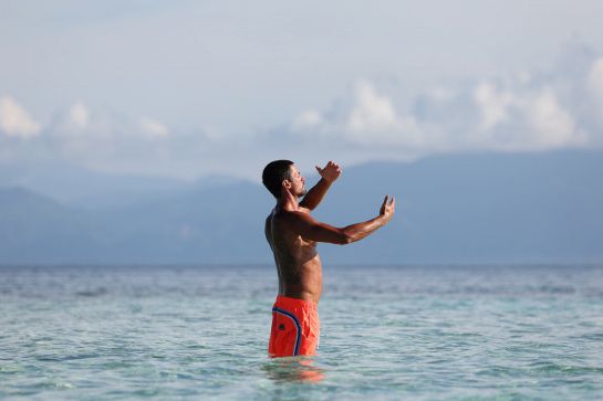 Christopher commosso nella natura, pensa all'Amazzonia