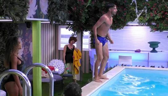Grande fratello 2023 festa in piscina