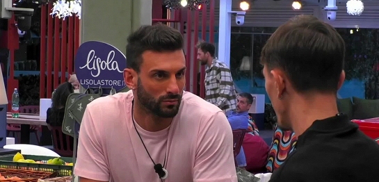 I coinquilini sono tutti agitati per... Una consegna di salumi