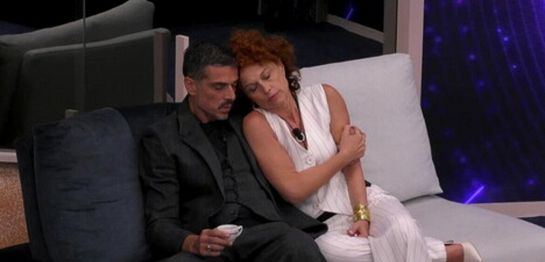 Beatrice consola Massimiliano