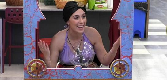 Valentina si trasforma in una cartomante