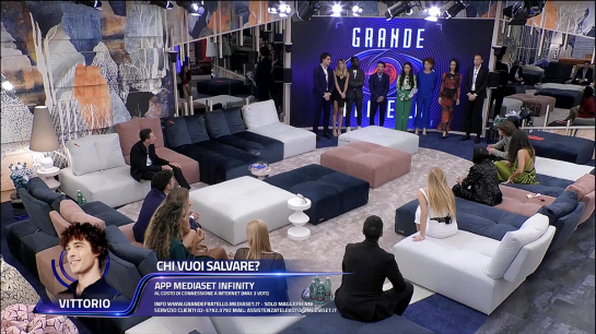 I concorrenti si confrontano su Massimiliano