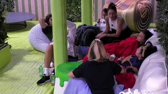 Gli inquilini sparlano tutti di Vittorio