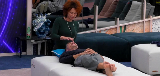 Beatrice fa a Massimiliano un massaggio speciale