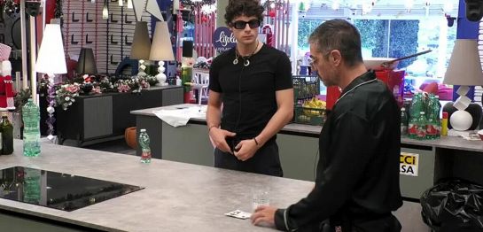 Vittorio da consigli a Massimiliano