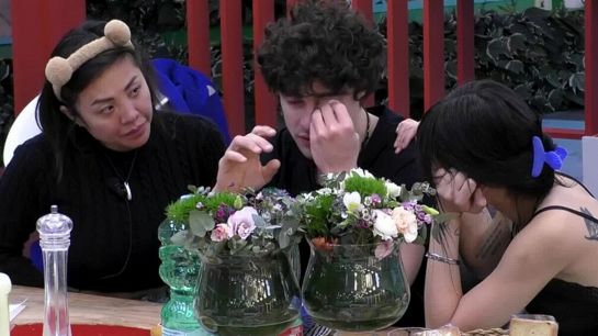 Vittorio piange in soggiorno