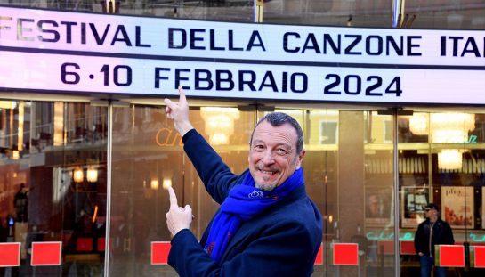 Sanremo 2024, Amadeus (in pigiama) ufficializza i duetti della serata delle cover (9 febbraio)