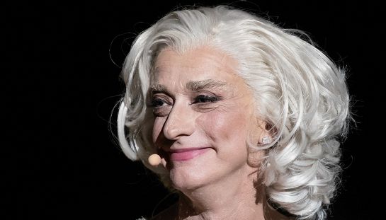Drusilla Foer ricoverata, ore difficili in ospedale. Ma lei non perde l’ironia: “Uccellacci del malaugurio” Drusilla Foer