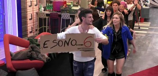 Gli inquilini festeggiano 6 mesi in casa