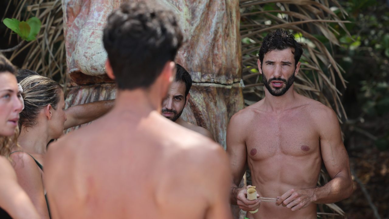 Isola dei Famosi, tutti contro Artur dopo il furto degli spray