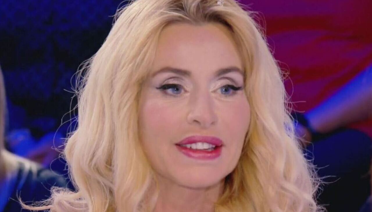 https://wips.plug.it/cips/libero.it/magazine/cms/2024/08/valeria-marini-1.jpg