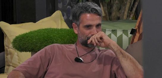Luca si commuove parlando dei genitori