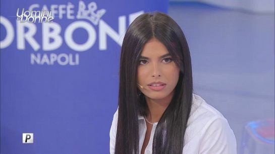 La gaffe di Federica Petagna con l'aereo
