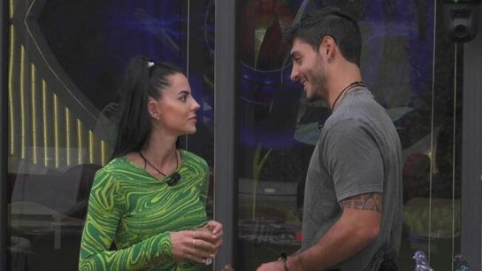 Gli ex fidanzati di Shaila l'attaccano in massa