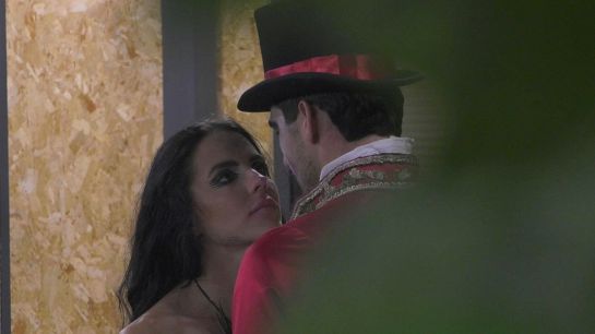 Il siparietto a luci rosse di Shaila e Lorenzo